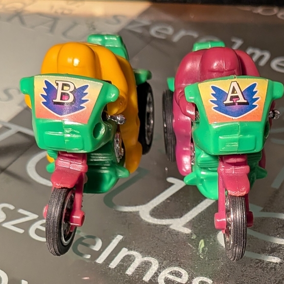 1990's Kinder egg Colorful Motorcycle Toy Set In Working Condition - Picture 2 of 4